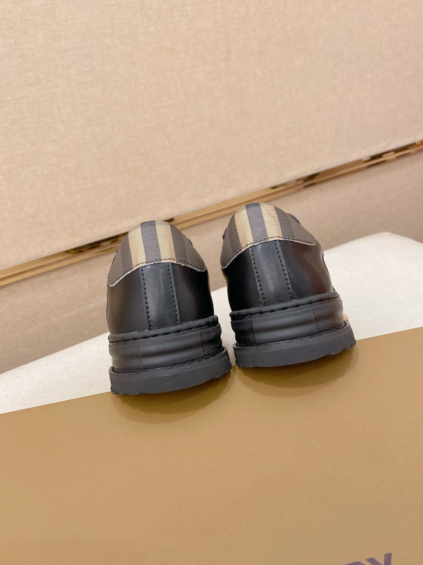 Men's shoes 💰: 420💰🇮🇹🇮🇹BURBERRY's top purchasing agents are available simultaneously at the counter. 🔍🔍On sale at the same time. Positive code number: 38-44 Italian imported first-layer cowhide with fabric. Fully imported sheepskin lining, sole: the original sole is specially provided by the original factory, the exclusive movable molded sole is super comfortable, the original factory follows the order, 🔍🔍high quality, you can go in and out of the counter at will, welcome to compare. Can be customized. 45 non-refundable